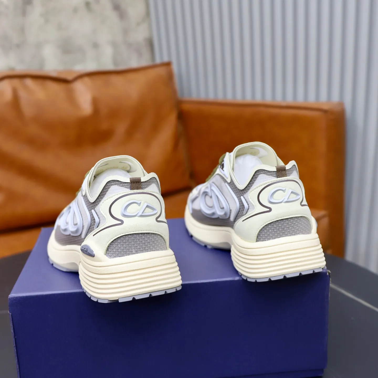 Ex-factory price: 560💰DIOR#B30 COUNTDOWN TECH shoes 1. Inspired by lighter running shoes this season 2. Made of multi-layer transparent nylon upper, futuristic 3. CD30 rubber logo on the tongue/heel to highlight the brand style 4. Equipped with ultra-light foam midsole for the ultimate comfortable wearing experience 5. The entire series uses WELDED (seamless bonding) technology to ensure durability and lightness 6. Full size dopamine color matching, 39-45 (38, 46 customized)